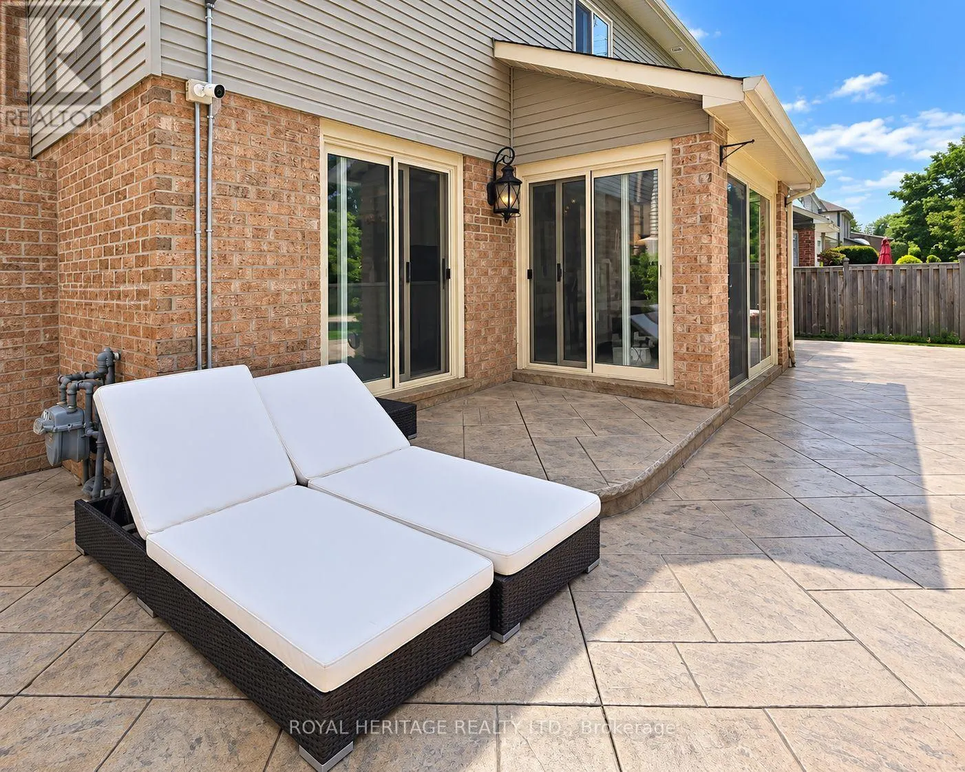 1221 FIELDSTONE CIRCLE