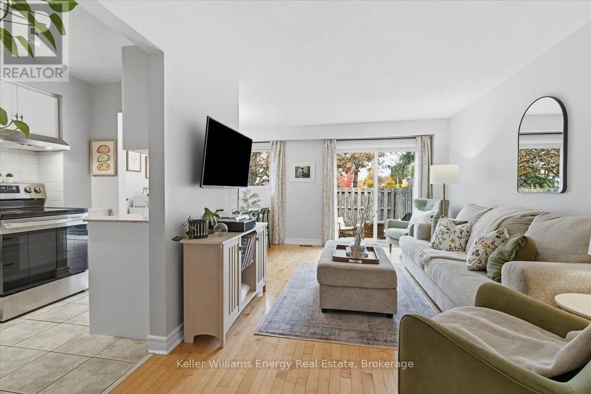10 - 945 BURNS STREET W #10