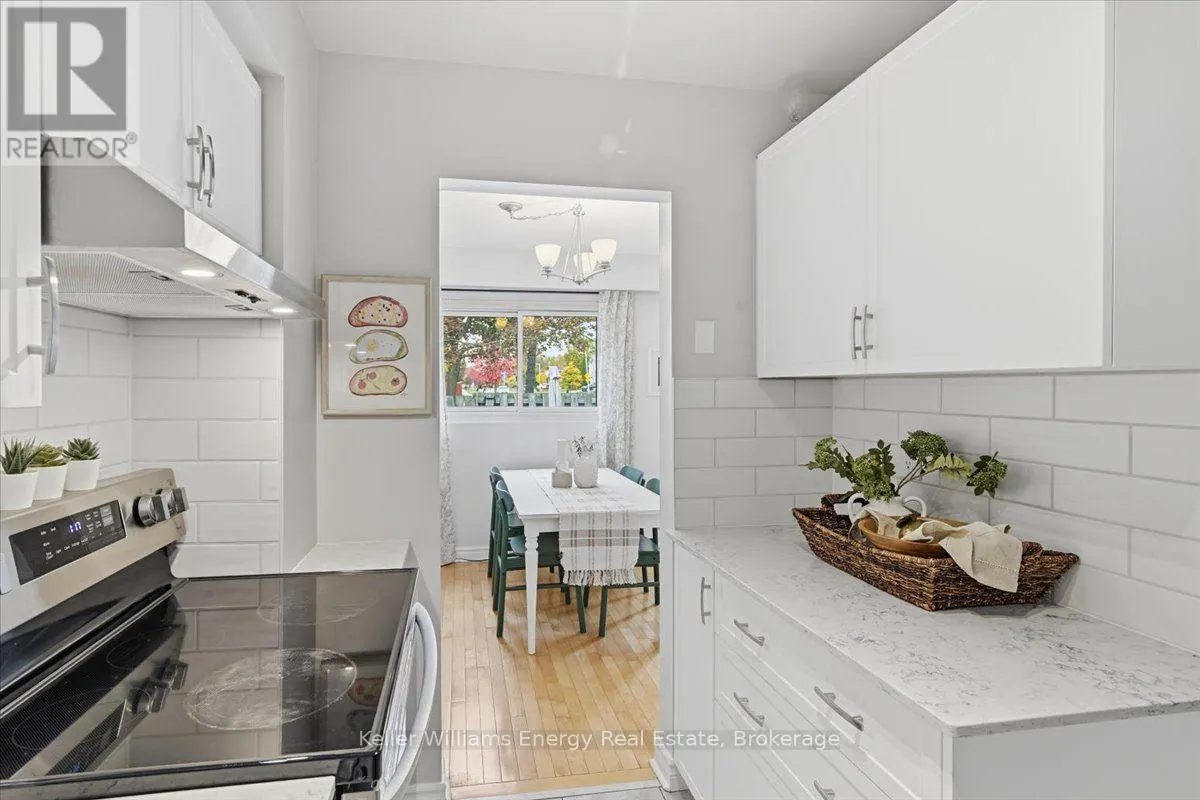 10 - 945 BURNS STREET W #10