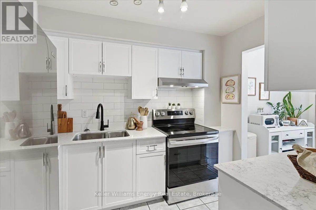 10 - 945 BURNS STREET W #10