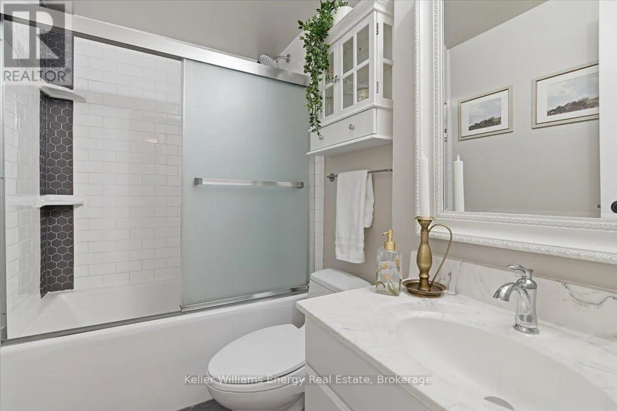10 - 945 BURNS STREET W #10