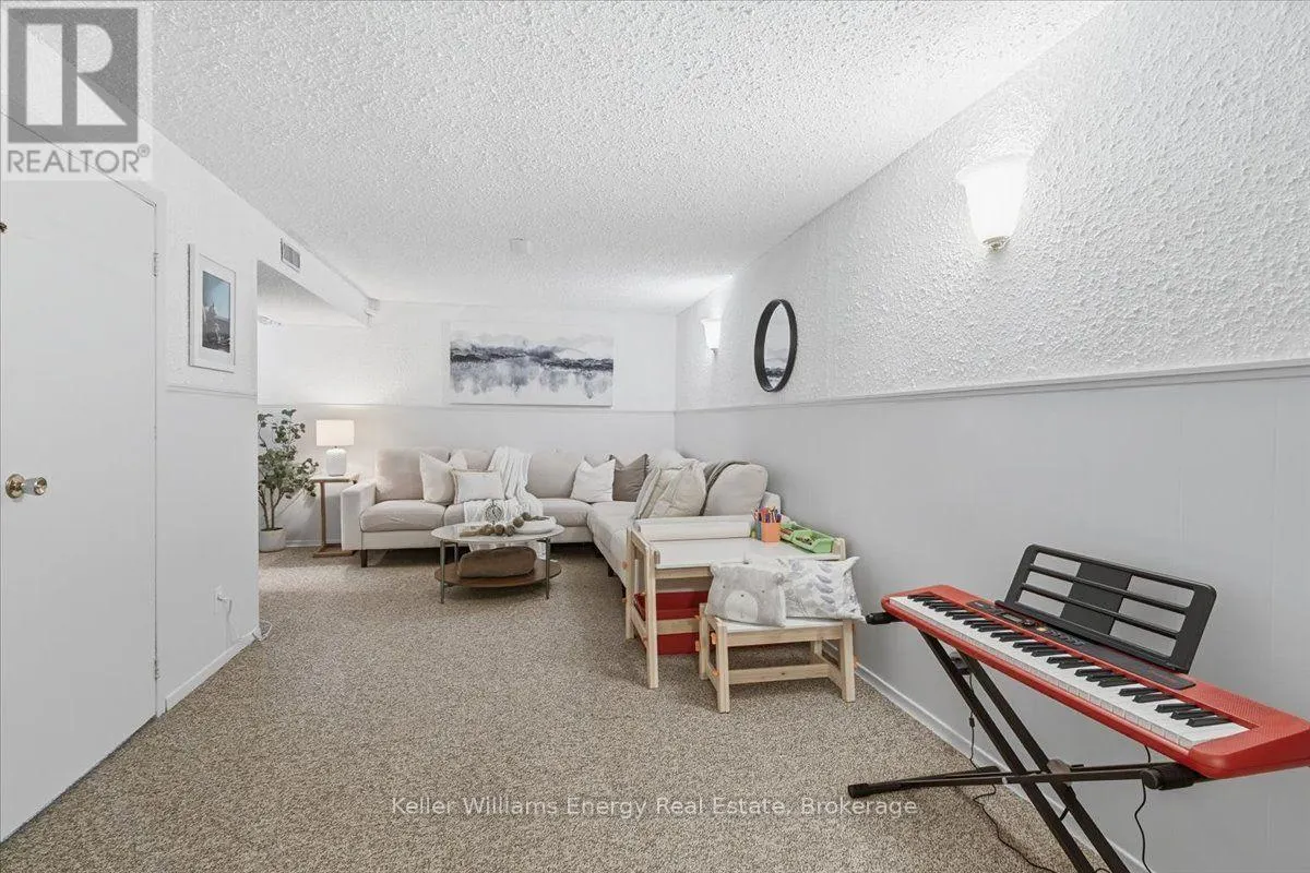 10 - 945 BURNS STREET W #10