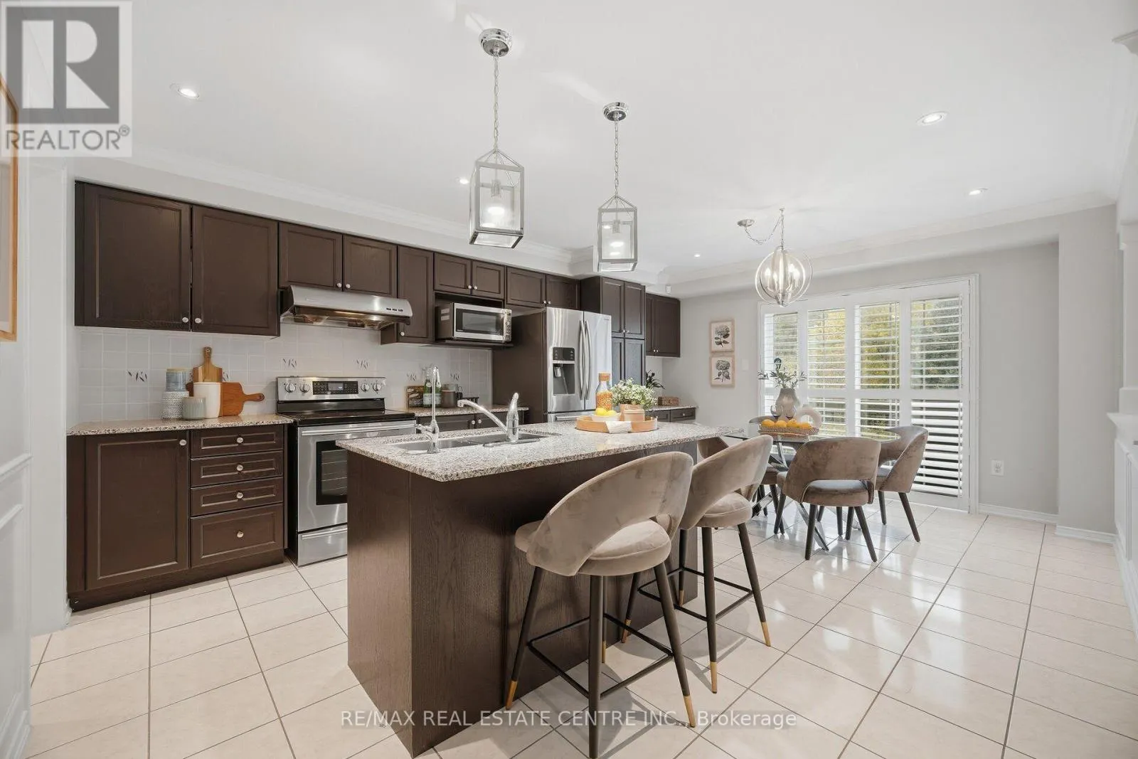 33 MOSELY CRESCENT