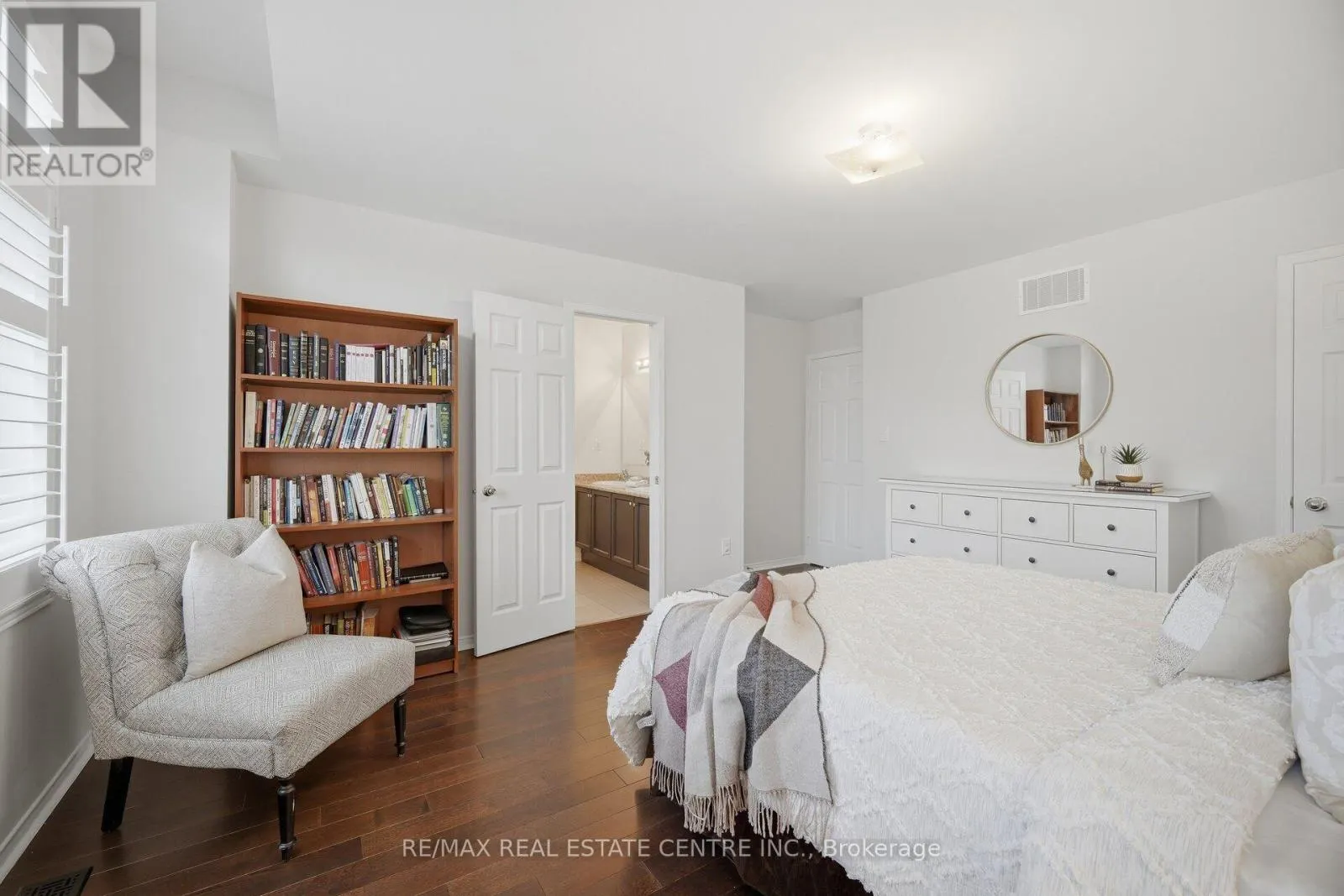 33 MOSELY CRESCENT