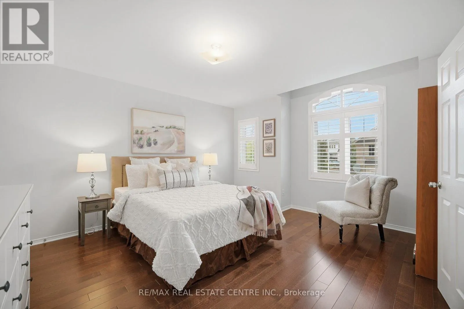 33 MOSELY CRESCENT