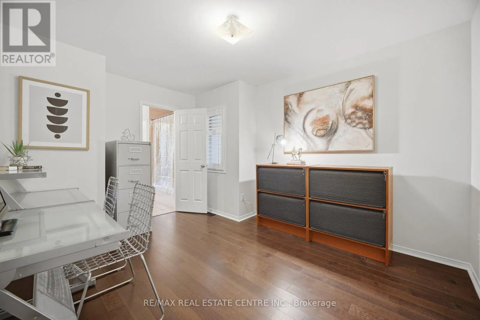33 MOSELY CRESCENT