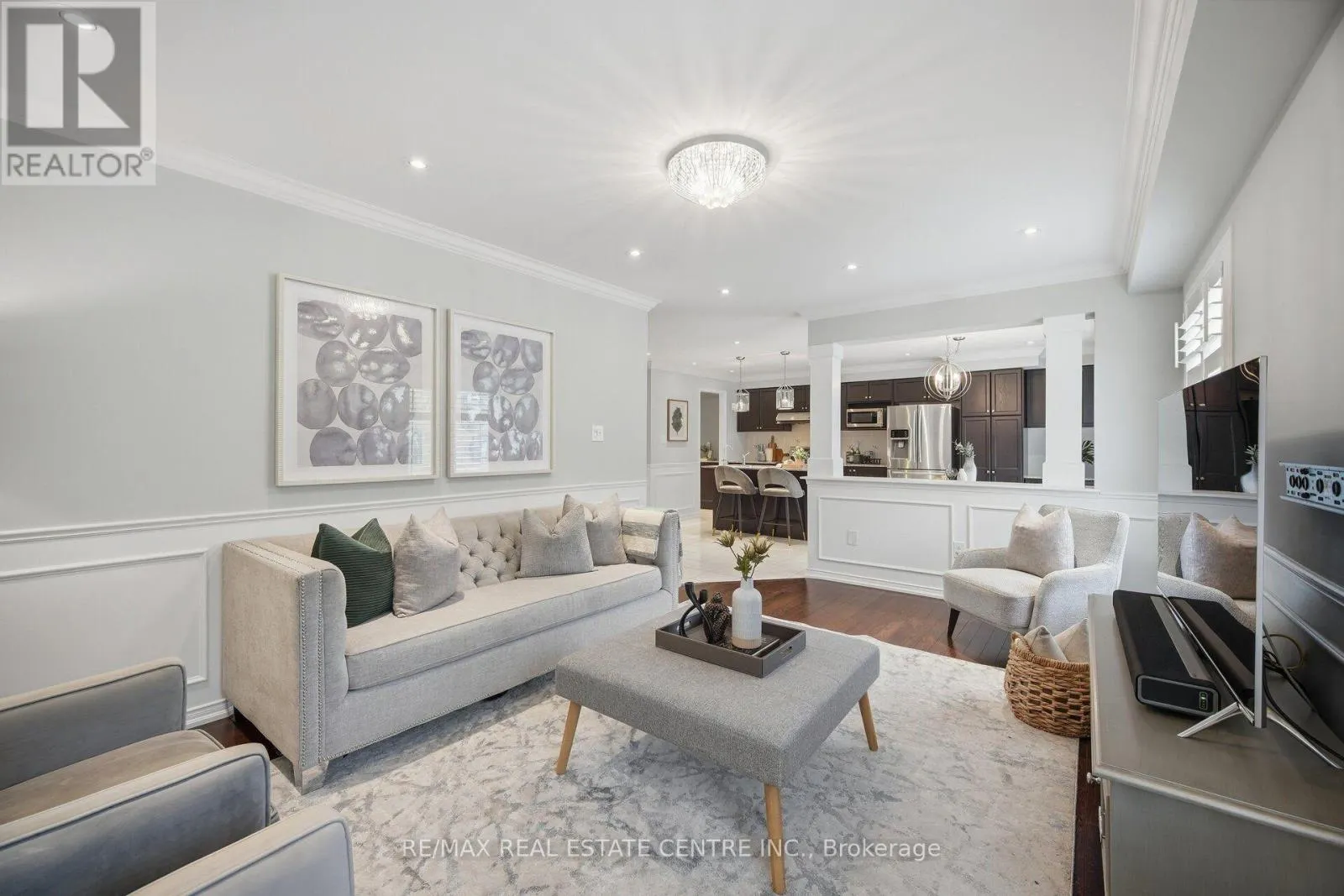 33 MOSELY CRESCENT