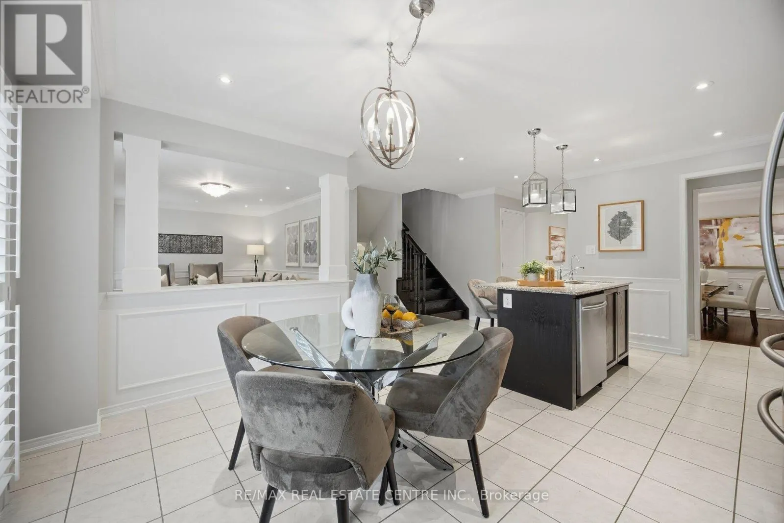 33 MOSELY CRESCENT