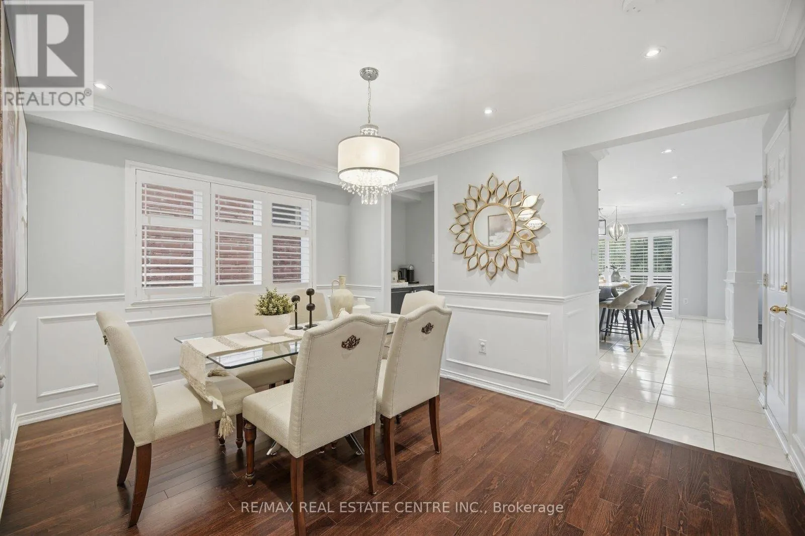 33 MOSELY CRESCENT