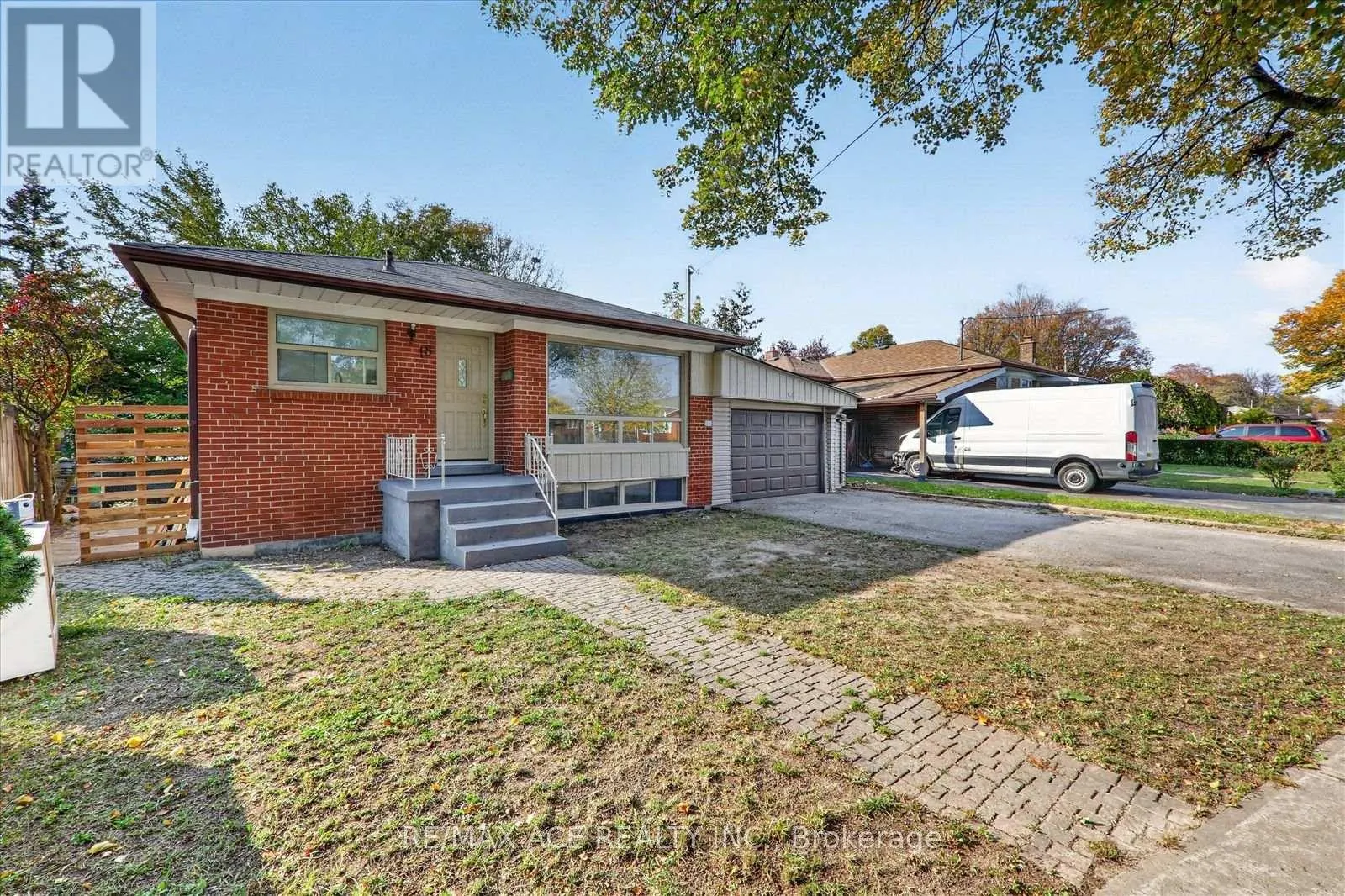 18 ROSEGLOR CRESCENT