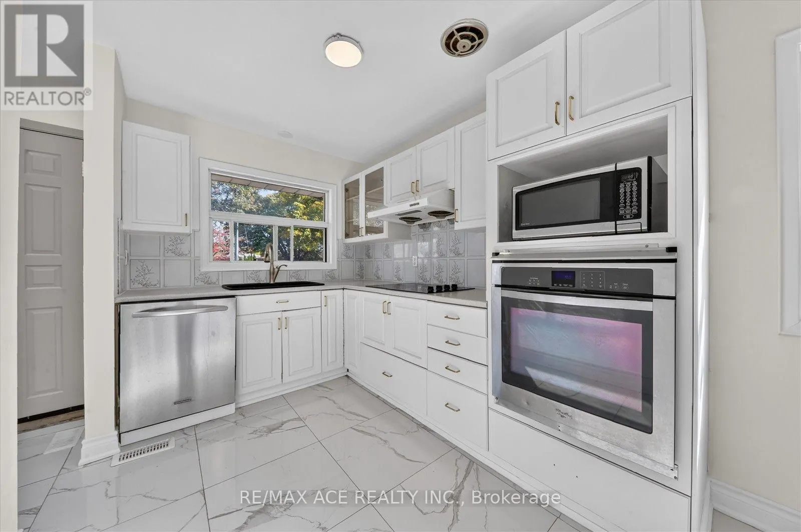 18 ROSEGLOR CRESCENT