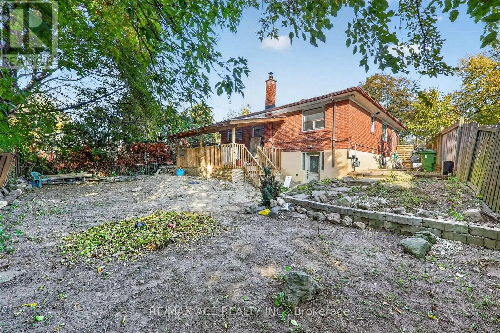 18 ROSEGLOR CRESCENT