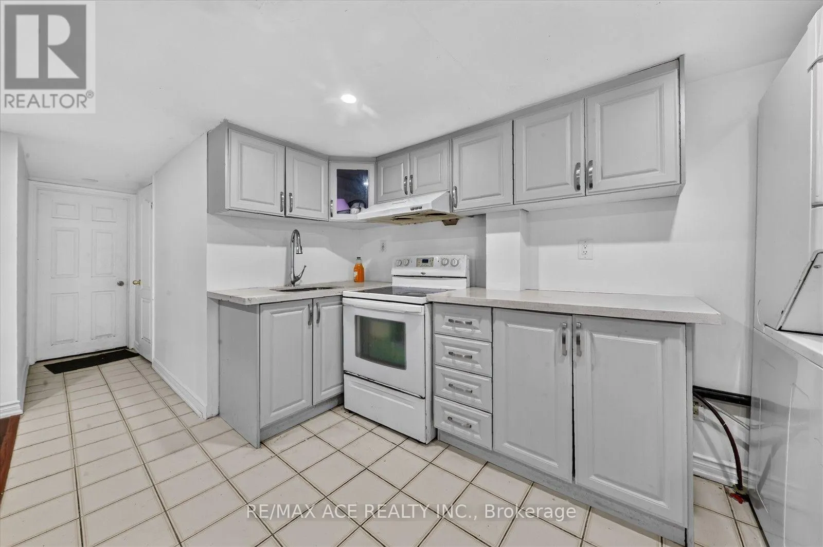 18 ROSEGLOR CRESCENT