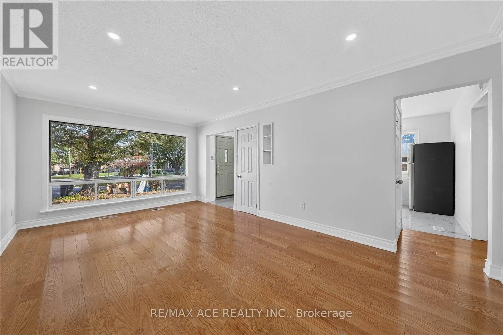 18 ROSEGLOR CRESCENT