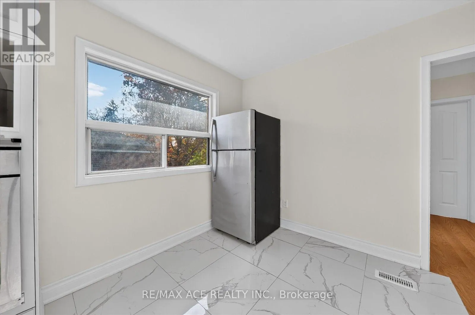18 ROSEGLOR CRESCENT