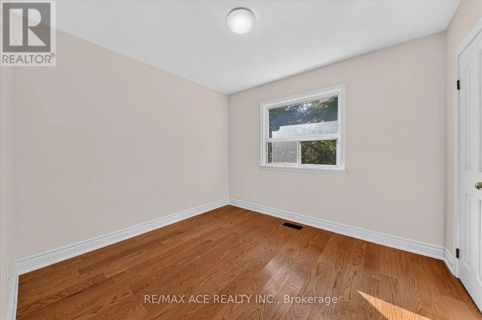 18 ROSEGLOR CRESCENT
