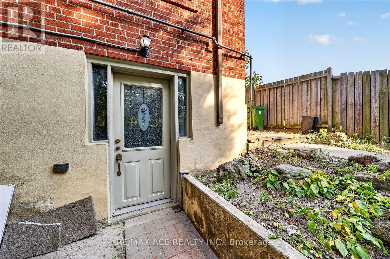 18 ROSEGLOR CRESCENT