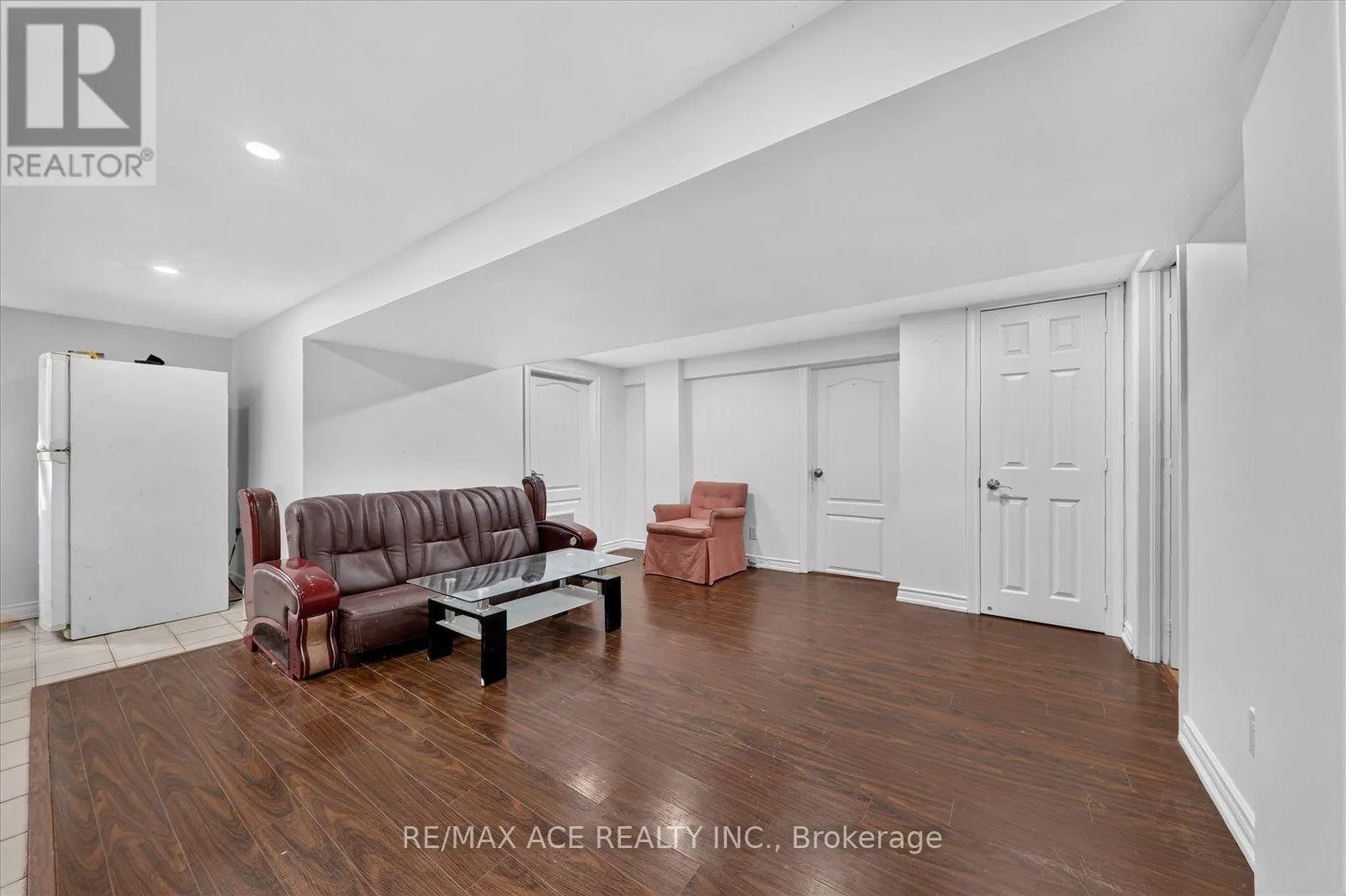 18 ROSEGLOR CRESCENT