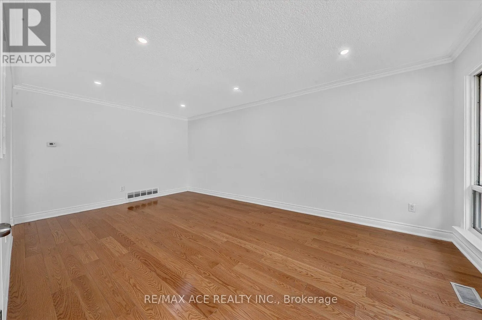 18 ROSEGLOR CRESCENT