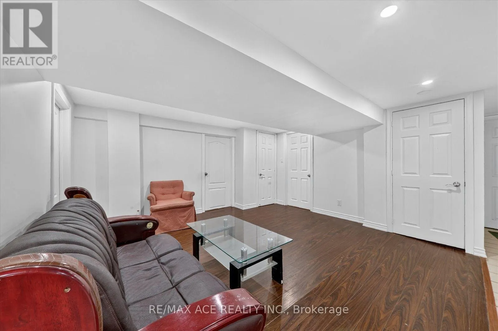 18 ROSEGLOR CRESCENT