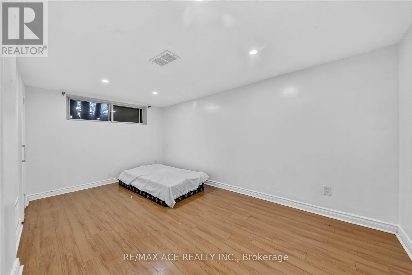 18 ROSEGLOR CRESCENT