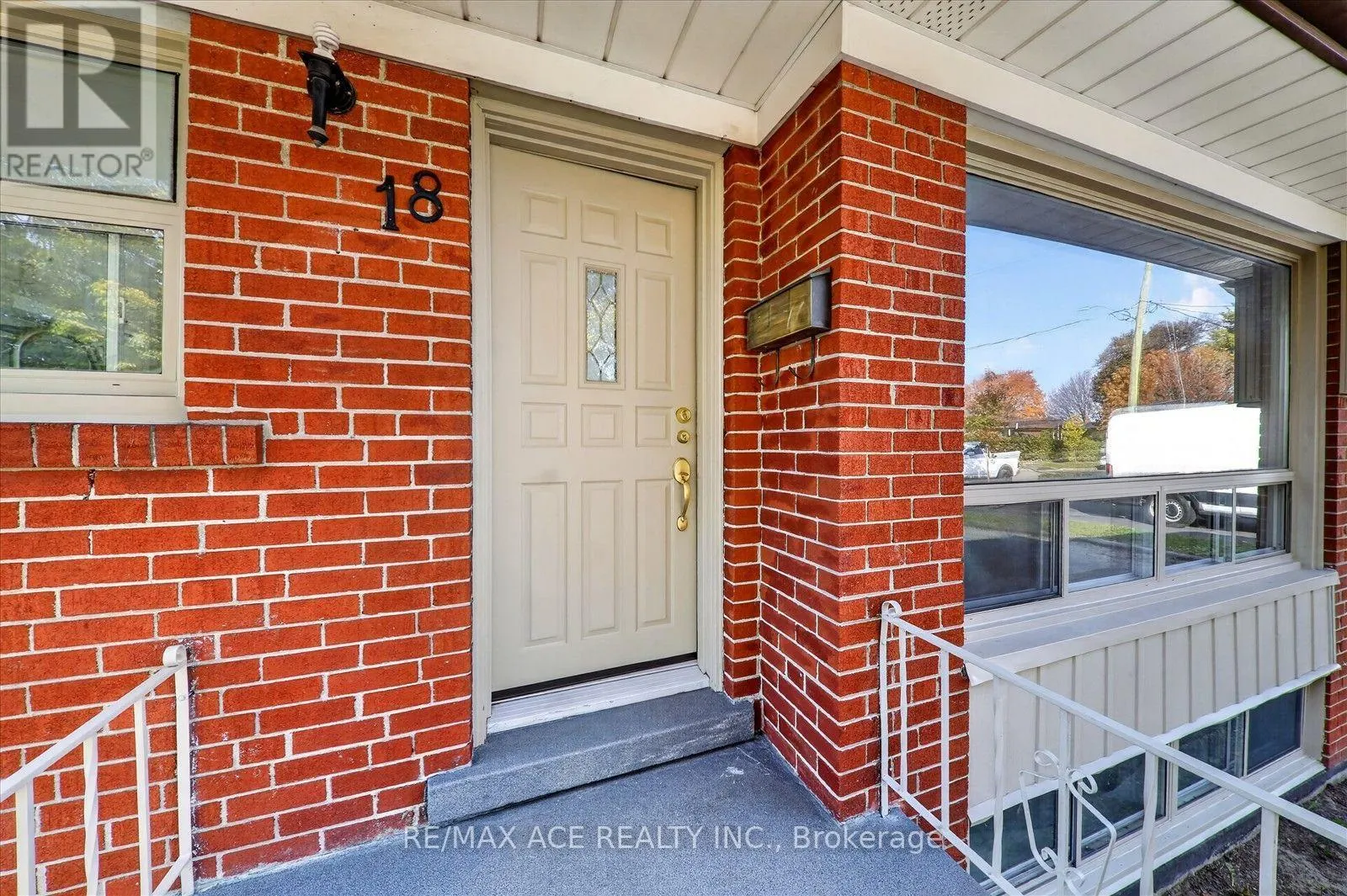 18 ROSEGLOR CRESCENT