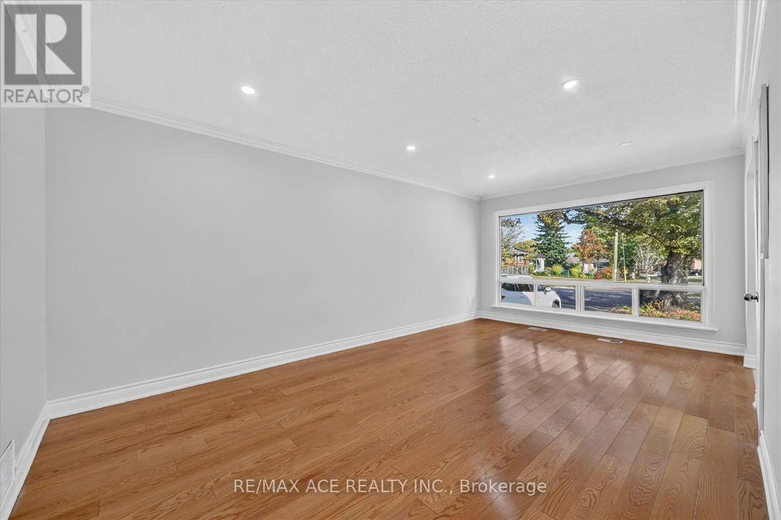 18 ROSEGLOR CRESCENT