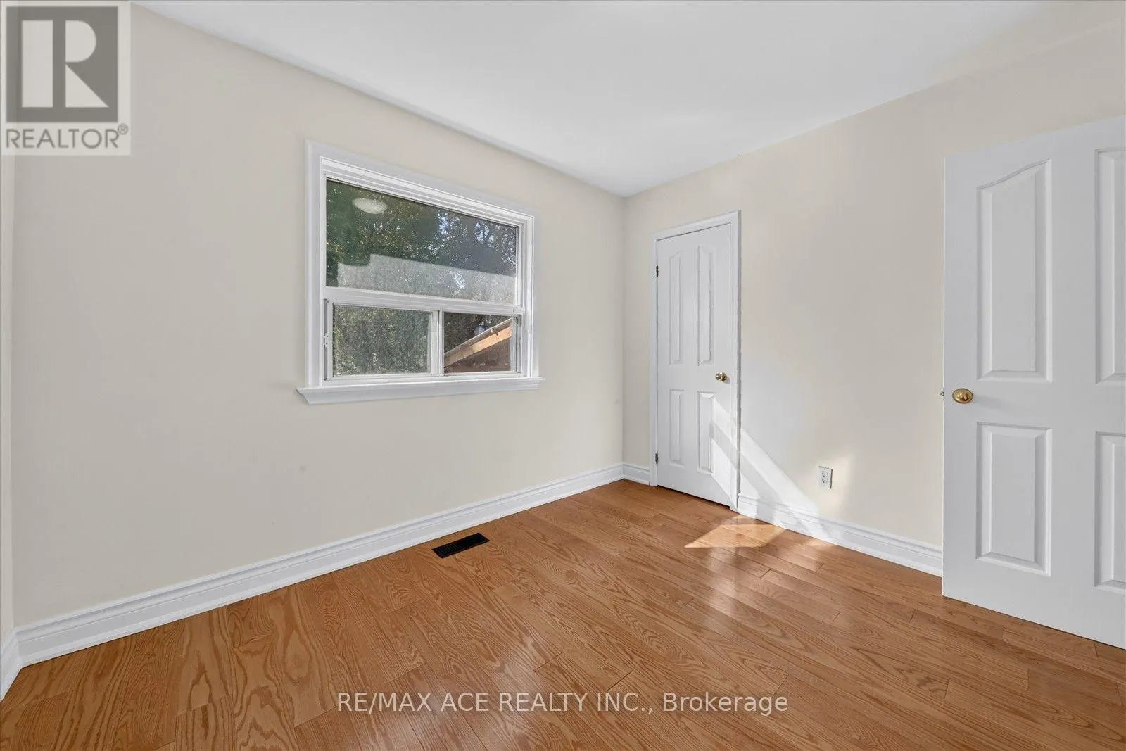 18 ROSEGLOR CRESCENT
