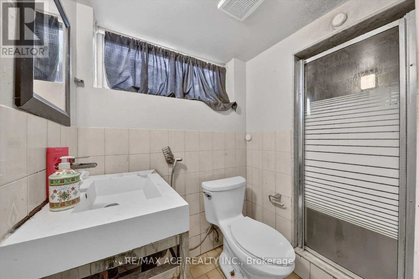 18 ROSEGLOR CRESCENT
