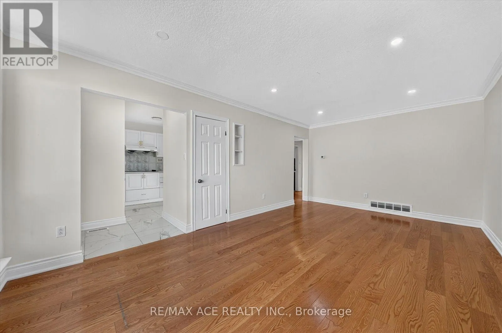 18 ROSEGLOR CRESCENT