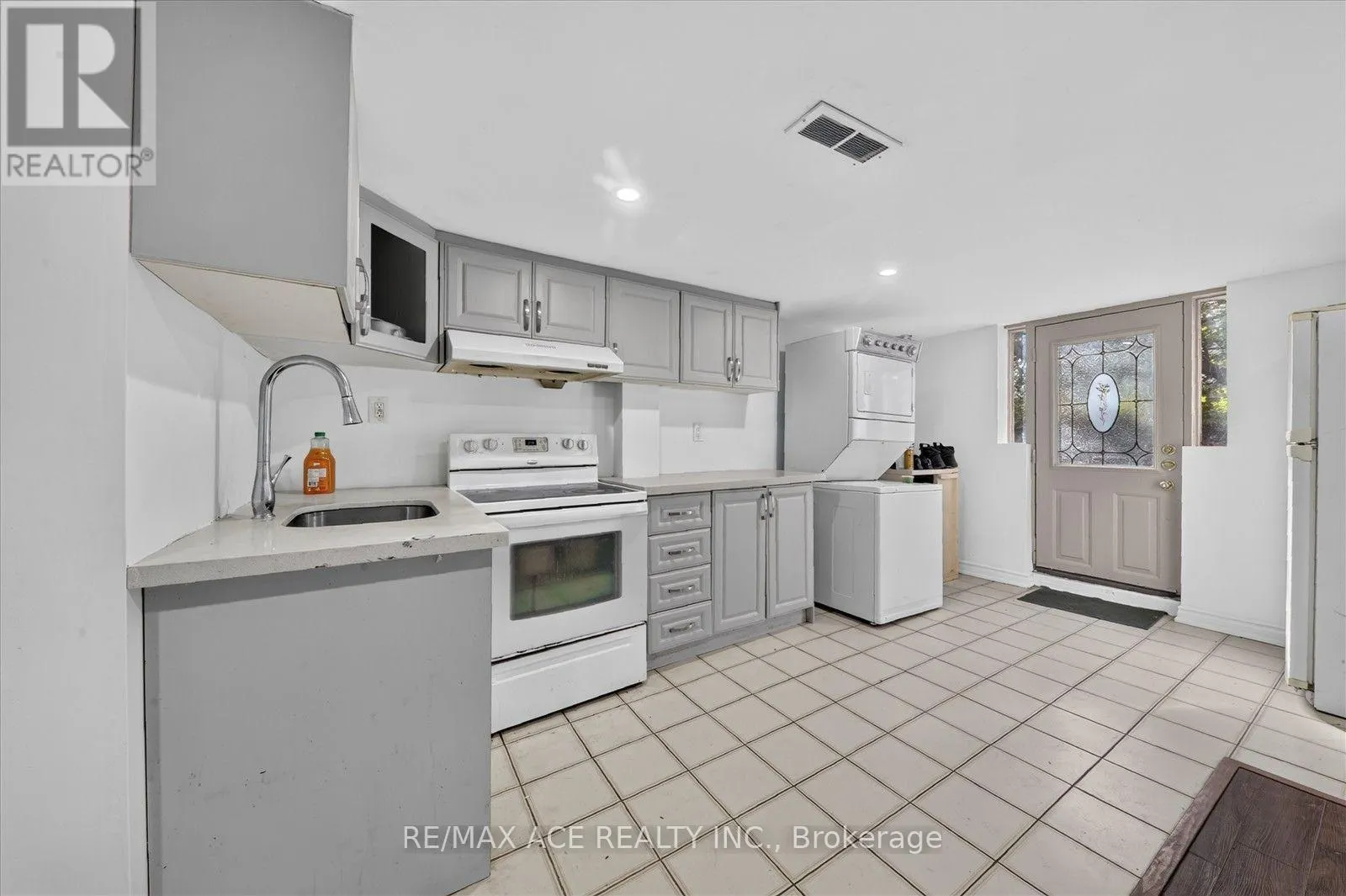 18 ROSEGLOR CRESCENT