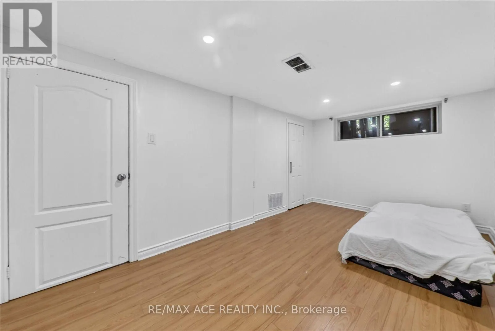 18 ROSEGLOR CRESCENT