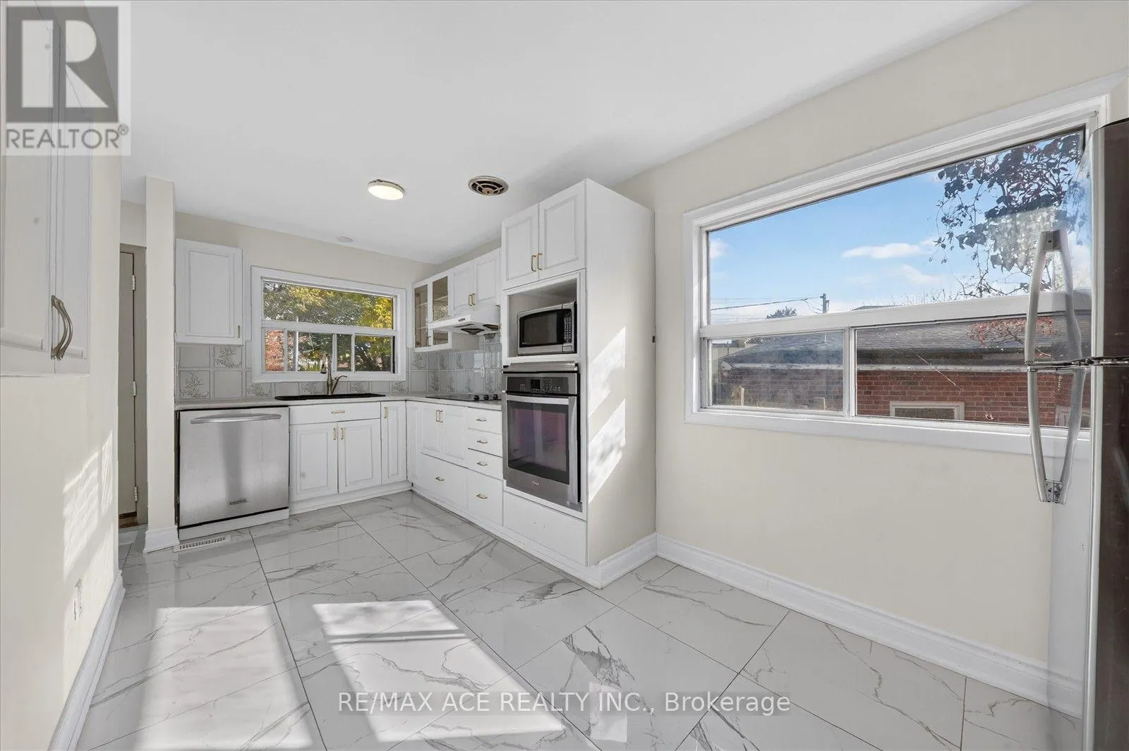 18 ROSEGLOR CRESCENT