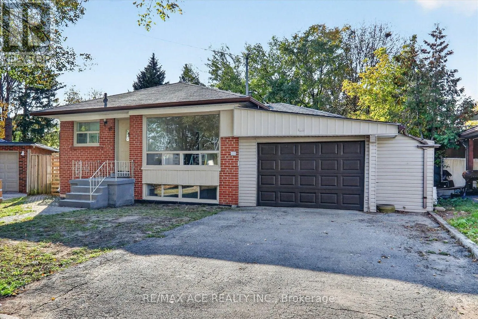 18 ROSEGLOR CRESCENT