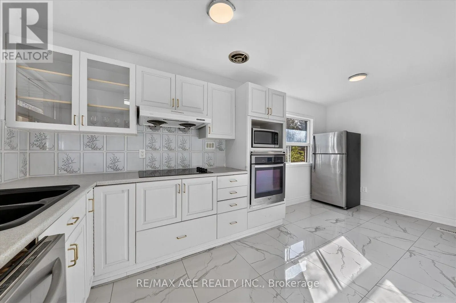 18 ROSEGLOR CRESCENT