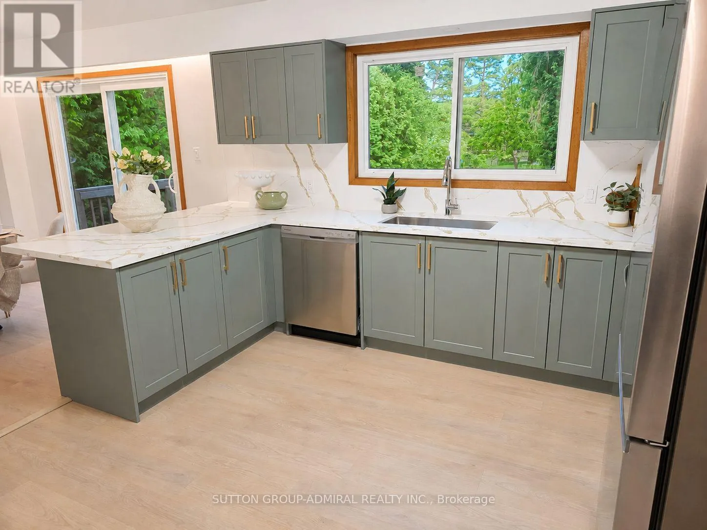 865 REGENT DRIVE