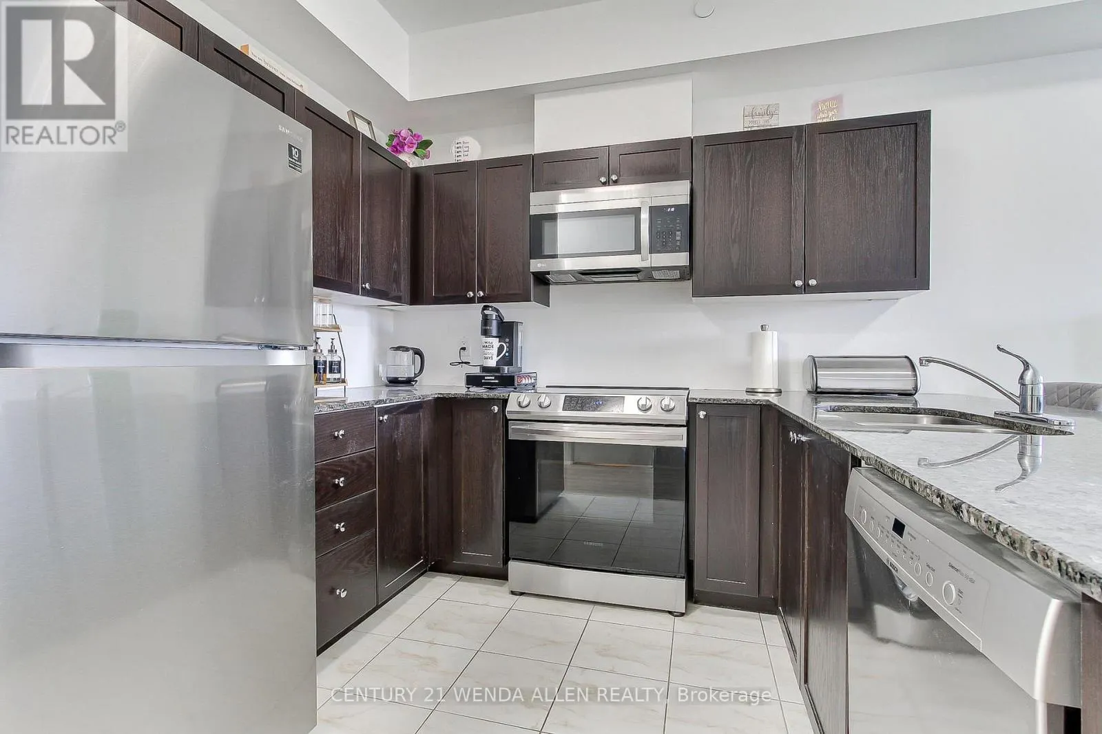 409 - 70 SHIPWAY AVENUE