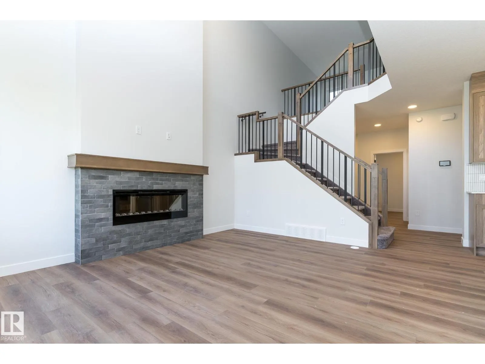 2504 158 ST SW