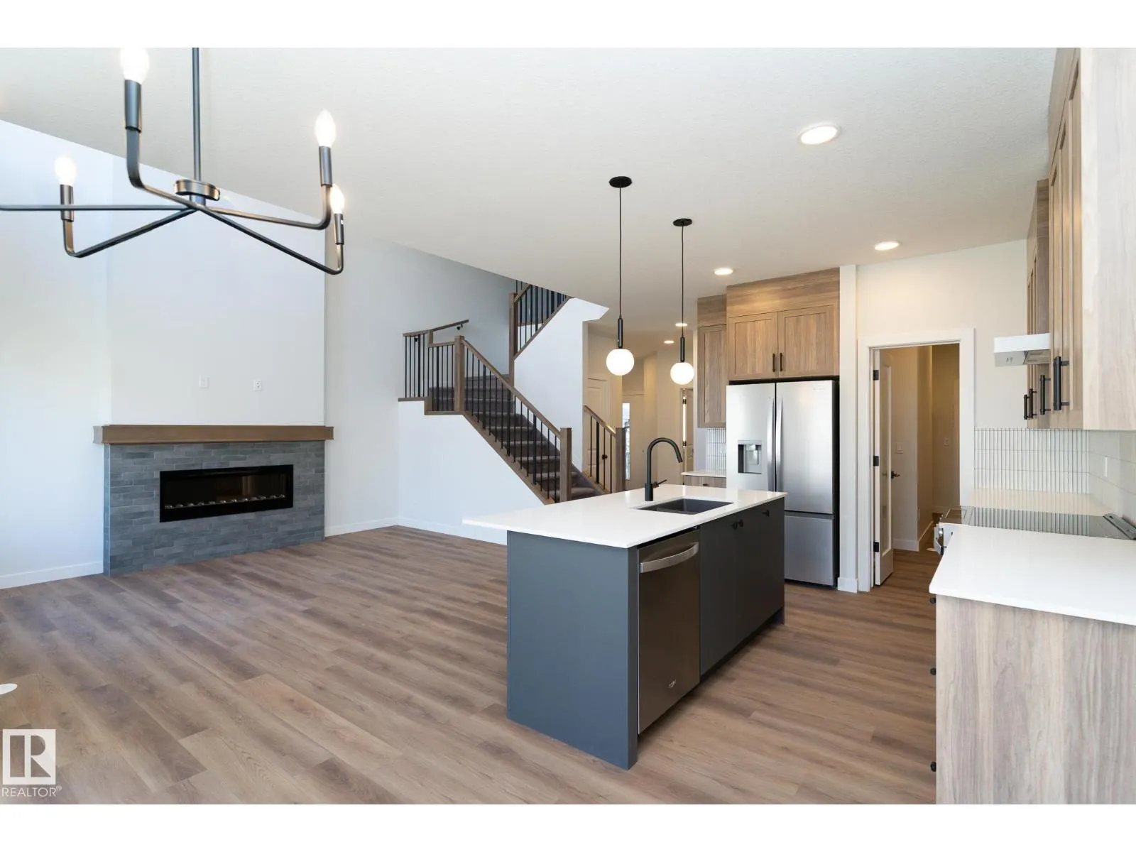 2504 158 ST SW