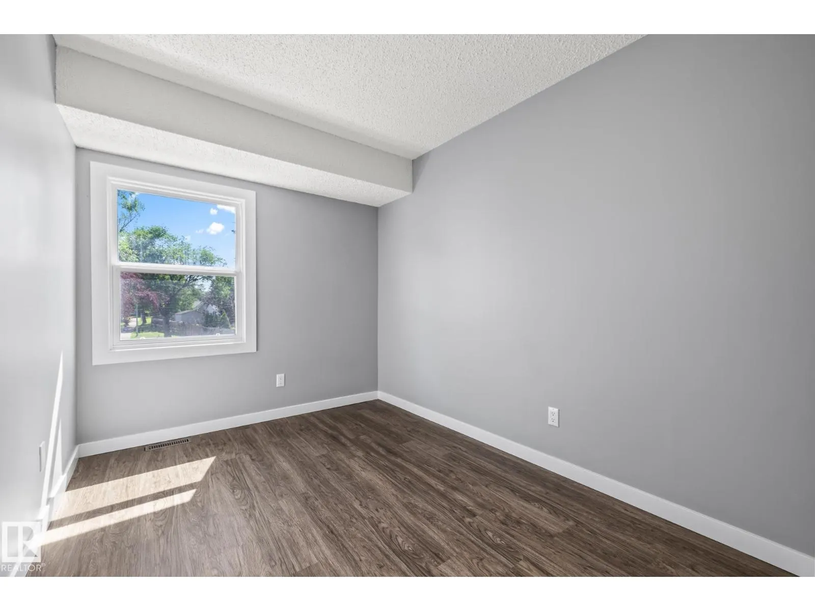 2B CLAREVIEW VG NW