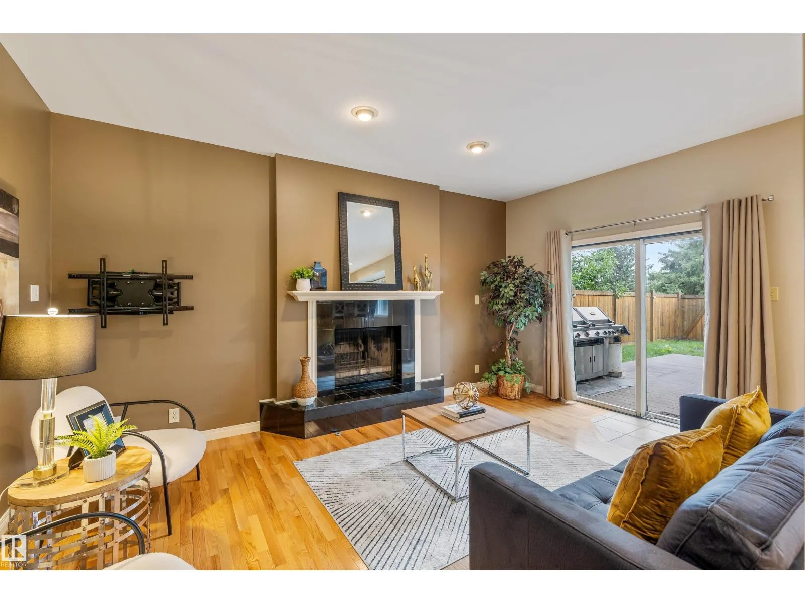 81 LANGHOLM DR
