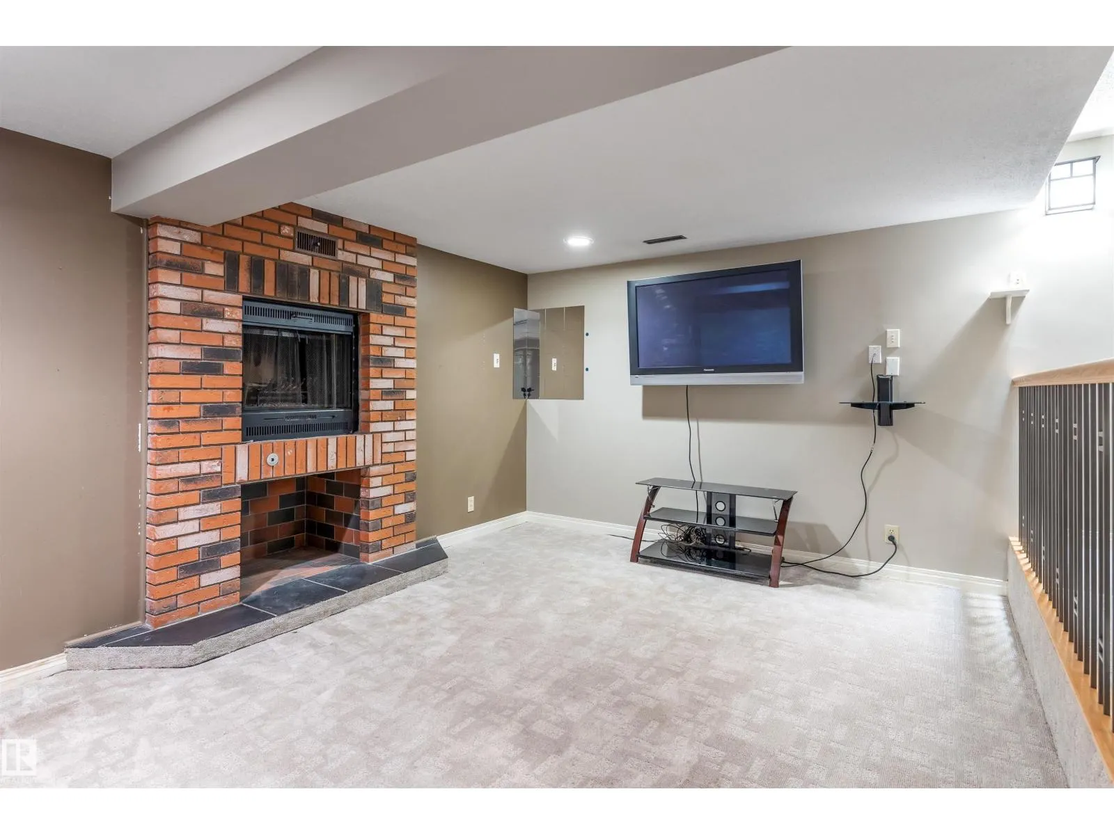 81 LANGHOLM DR
