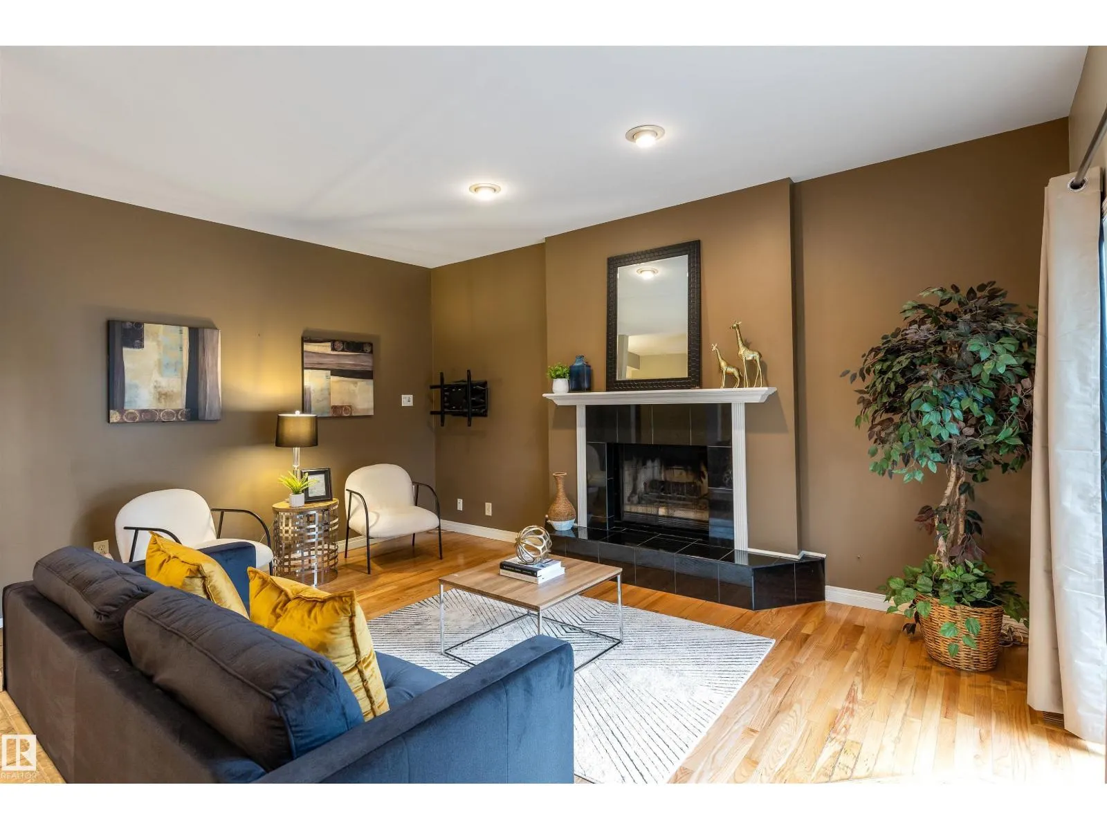 81 LANGHOLM DR