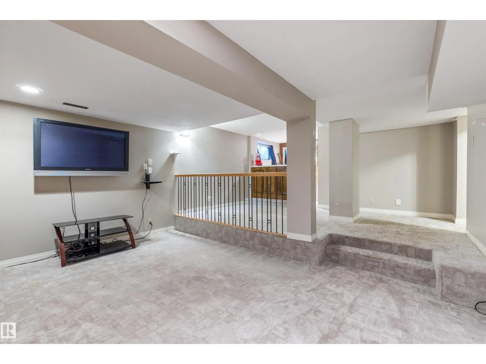 81 LANGHOLM DR
