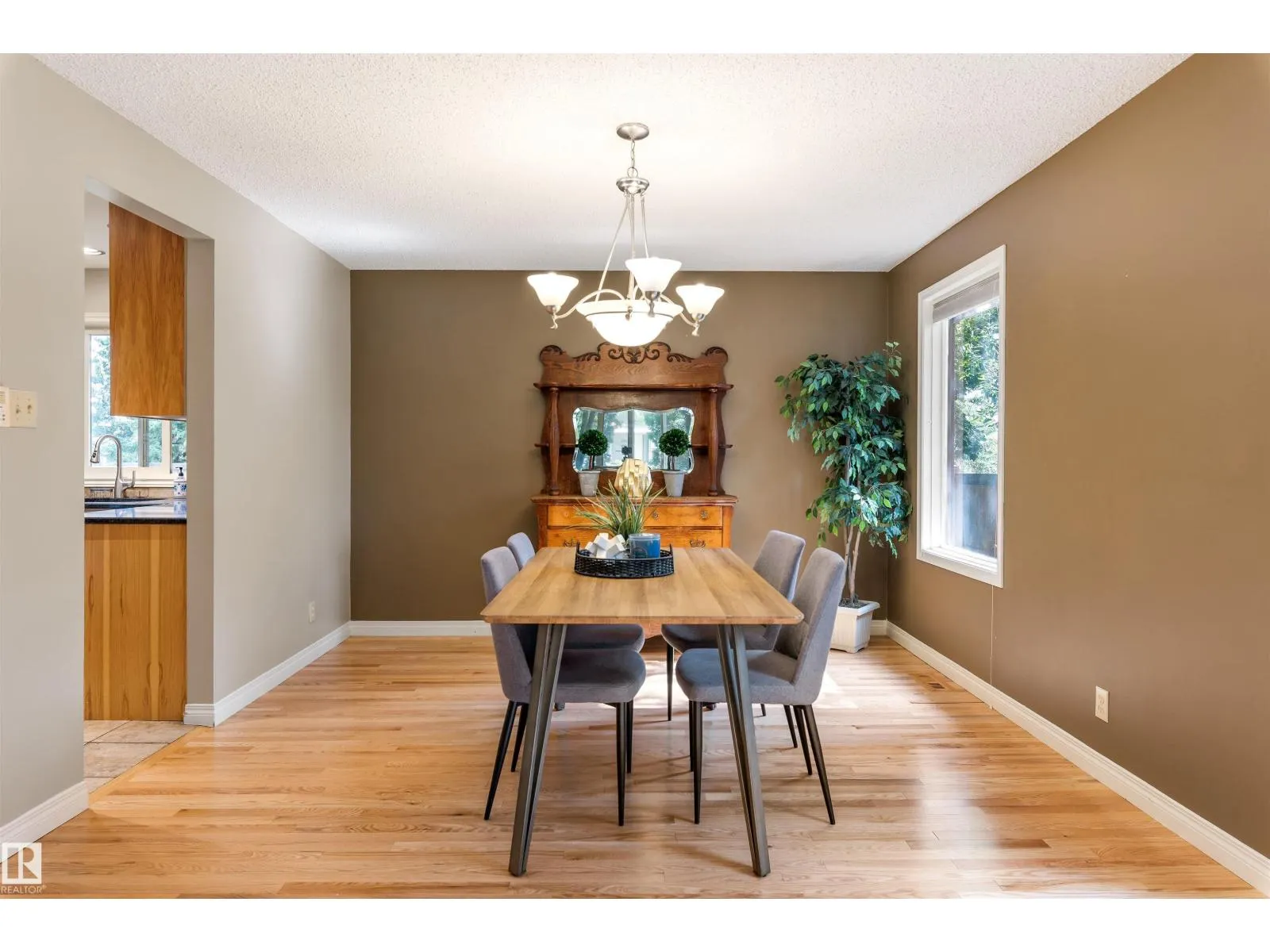 81 LANGHOLM DR