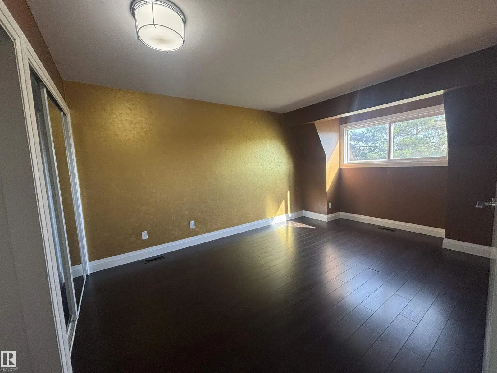 5979 40 AV NW