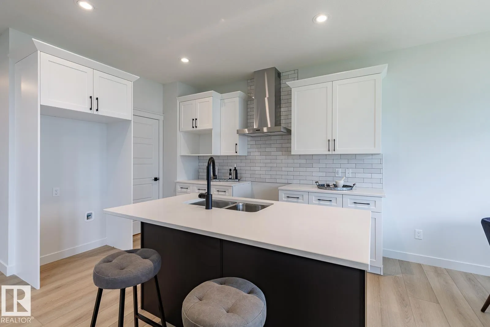 82 Silverstone DR