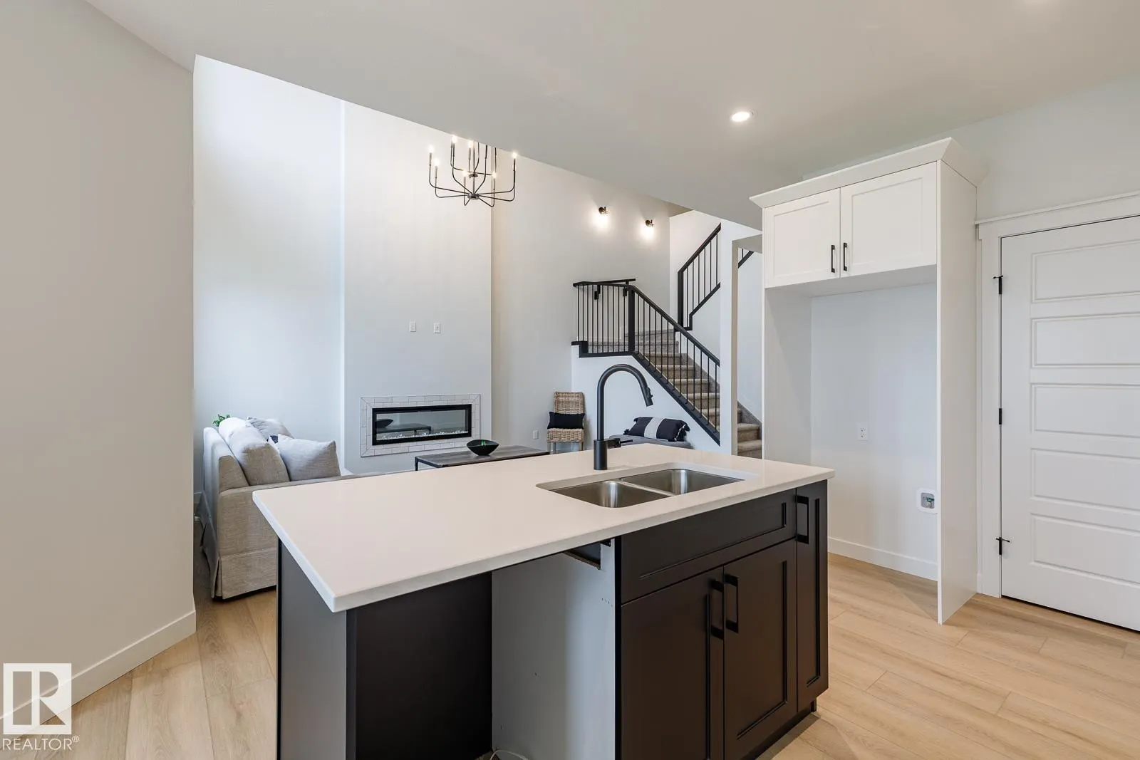 82 Silverstone DR