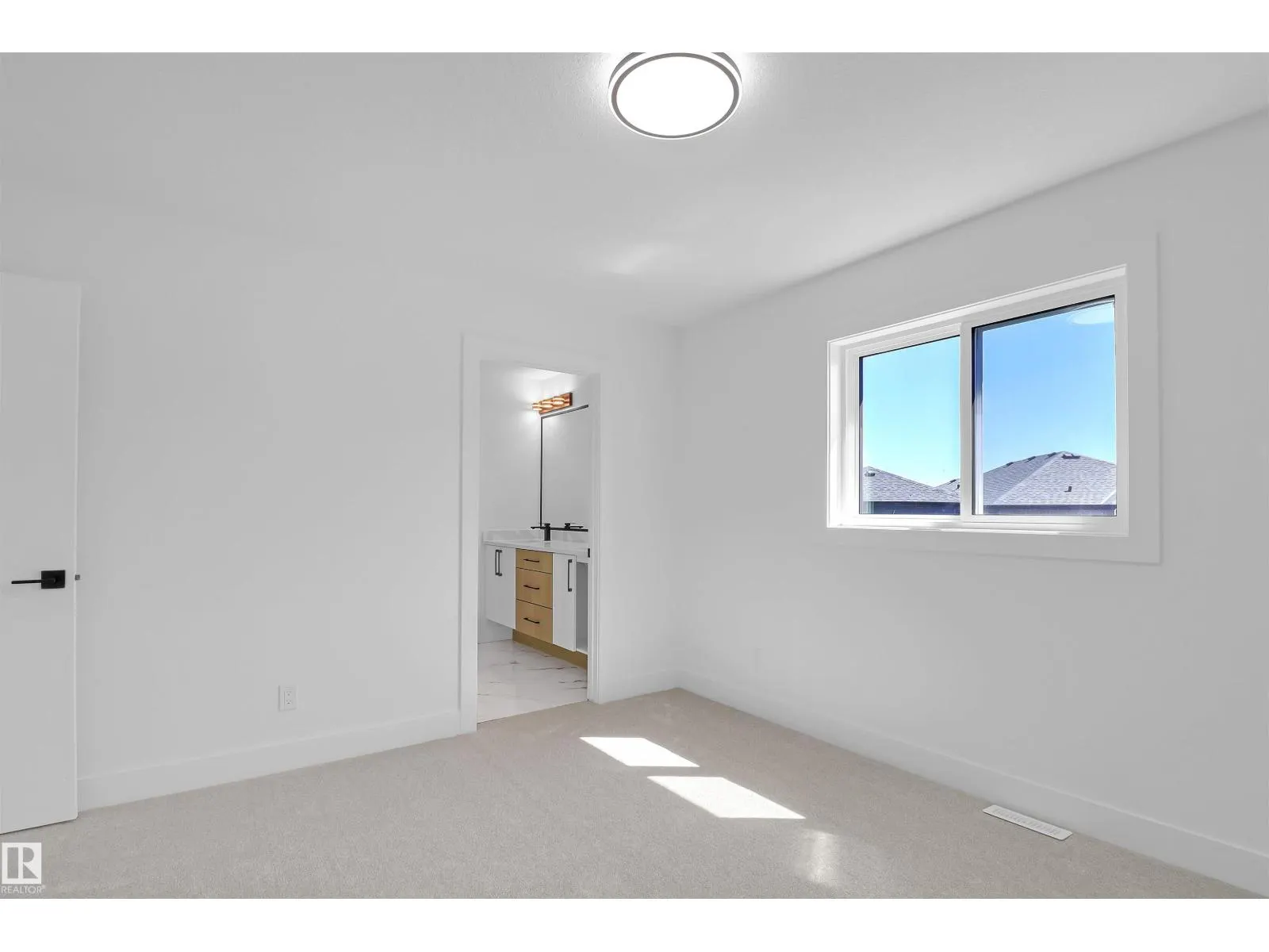 15043 15 ST NW