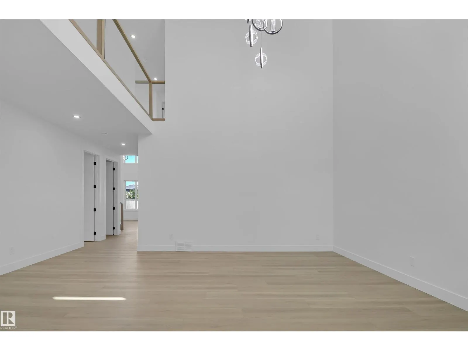 15043 15 ST NW